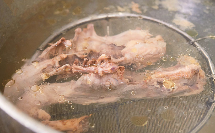 鶏ガラを取り、